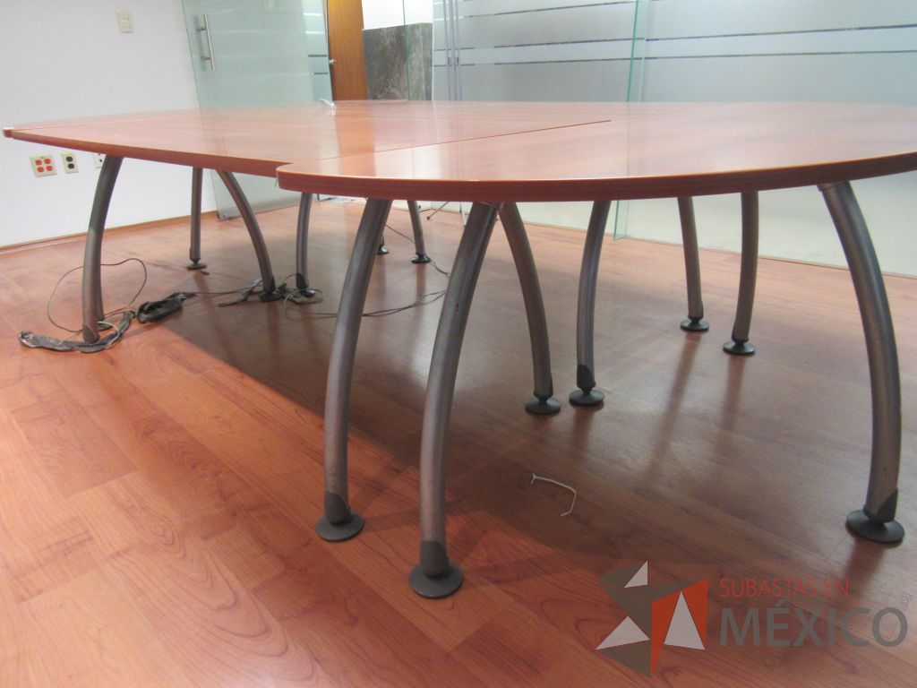 Lote 031 - Mesa de sala de juntas para 6 personas en 4 piezas con base metálica y cubierta color café - Imagen 3