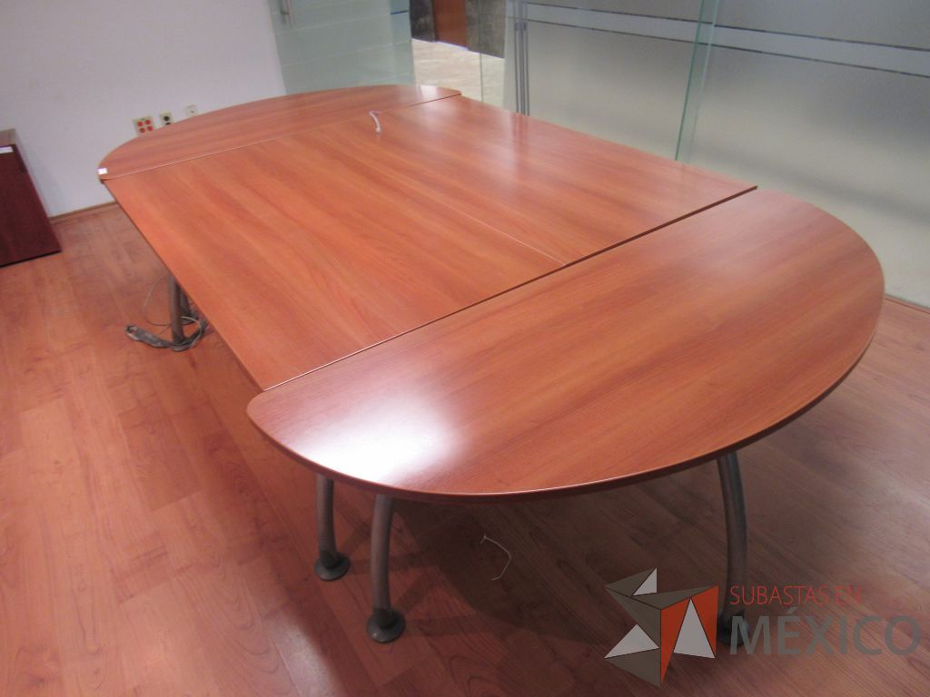 Lote 031 - Mesa de sala de juntas para 6 personas en 4 piezas con base metálica y cubierta color café - Imagen 4