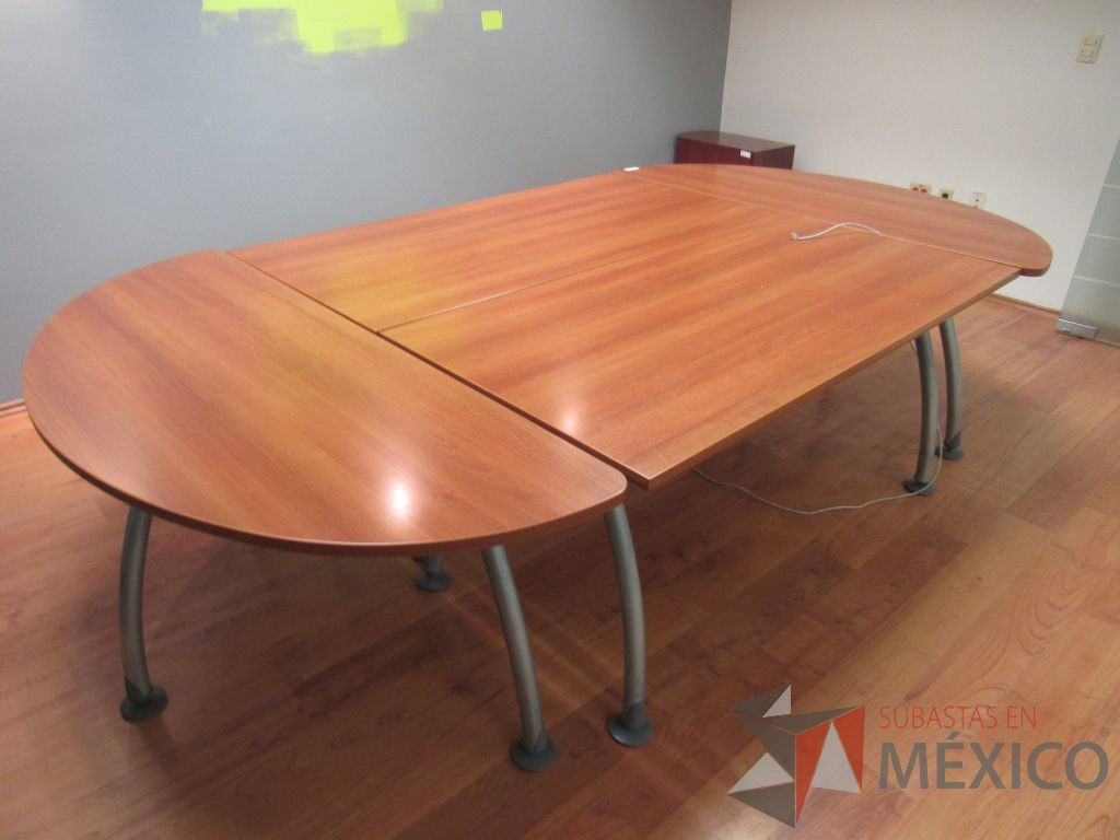 Lote 031 - Mesa de sala de juntas para 6 personas en 4 piezas con base metálica y cubierta color café - Imagen 5