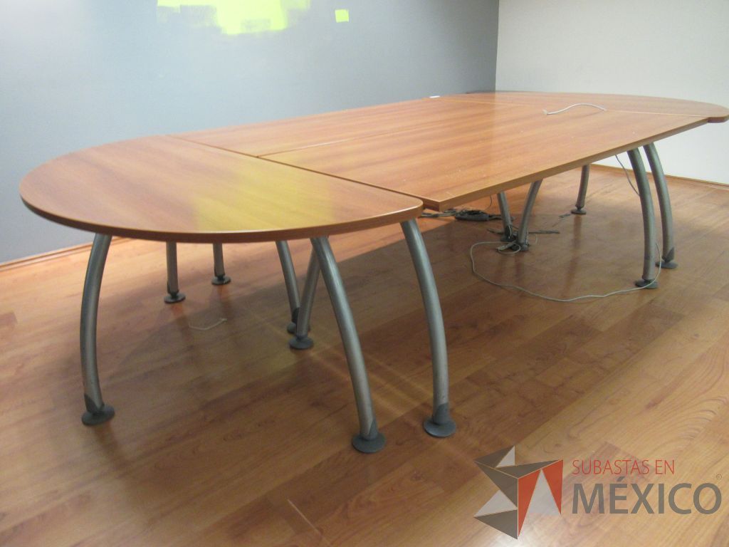 Lote 031 - Mesa de sala de juntas para 6 personas en 4 piezas con base metálica y cubierta color café - Imagen 6