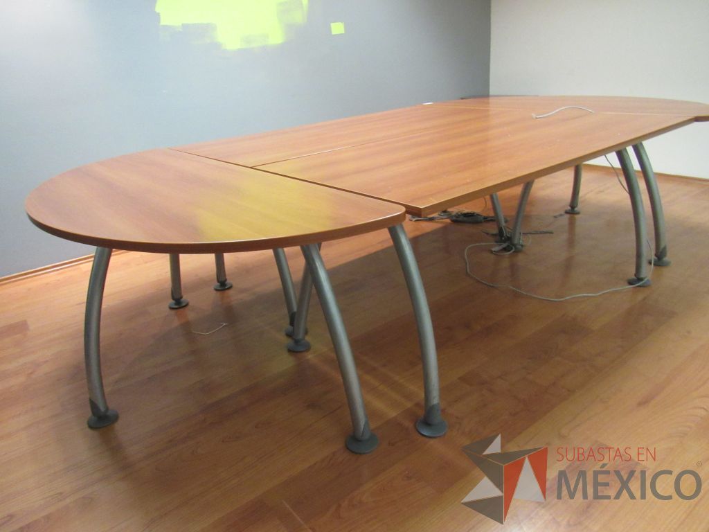 Lote 031 - Mesa de sala de juntas para 6 personas en 4 piezas con base metálica y cubierta color café - Imagen 7