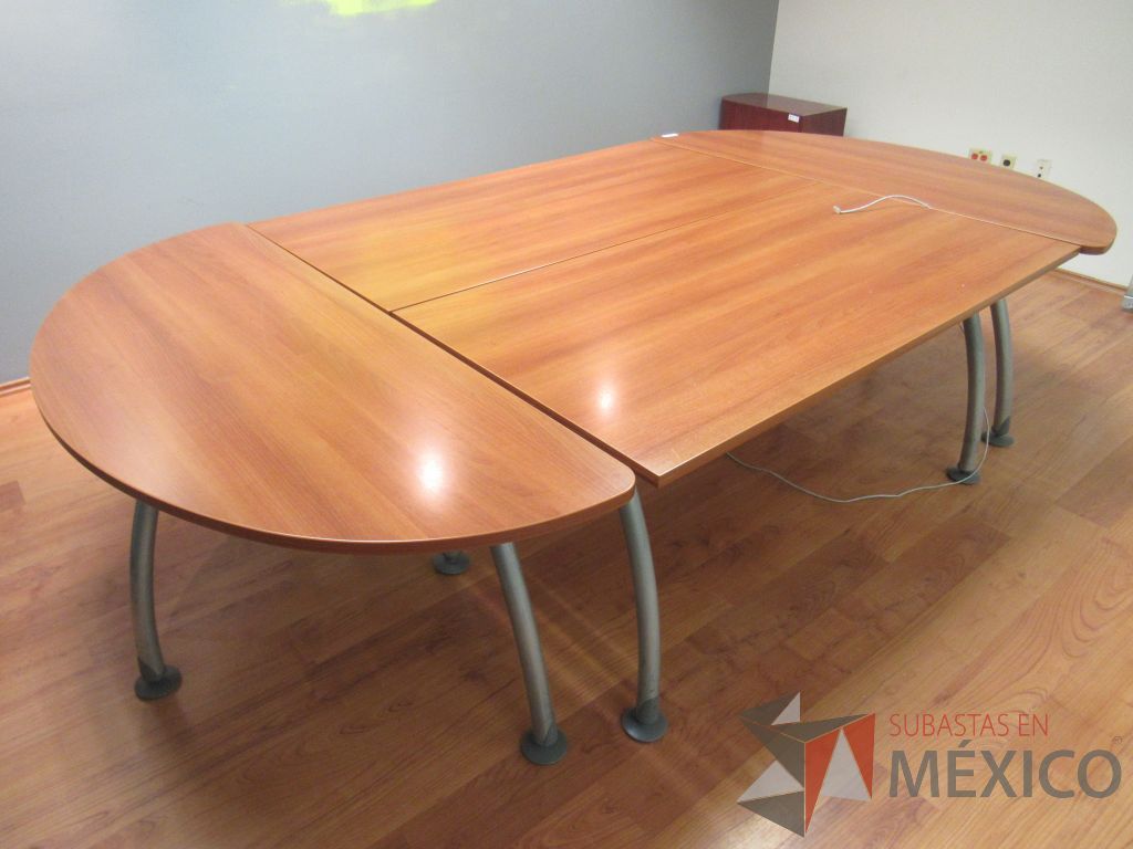 Lote 031 - Mesa de sala de juntas para 6 personas en 4 piezas con base metálica y cubierta color café - Imagen 8