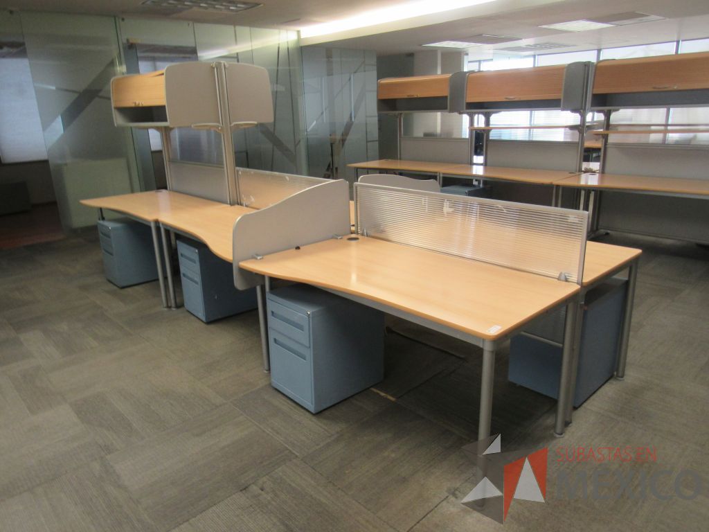 Lote 032 - Estación de trabajo para 6 personas de mampara alta con 2 gavetas y 5 archiveros - Imagen 2