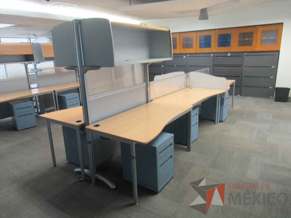 Lote 032 - Estación de trabajo para 6 personas de mampara alta con 2 gavetas y 5 archiveros - Imagen 3