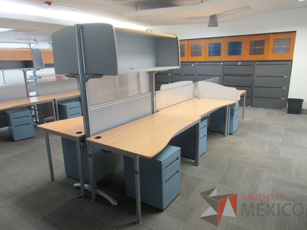 Lote 032 - Estación de trabajo para 6 personas de mampara alta con 2 gavetas y 5 archiveros - Imagen 4