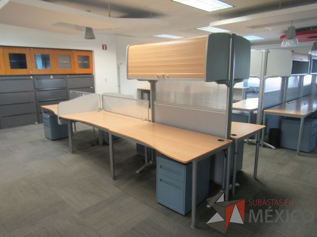 Lote 032 - Estación de trabajo para 6 personas de mampara alta con 2 gavetas y 5 archiveros - Imagen 5