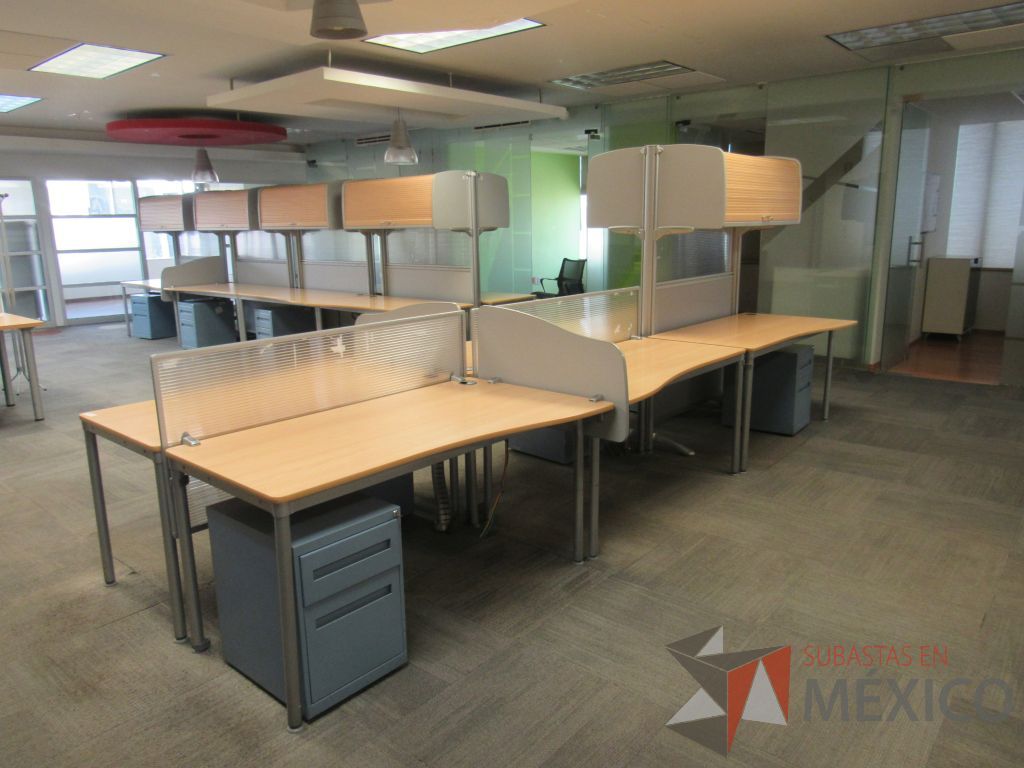 Lote 032 - Estación de trabajo para 6 personas de mampara alta con 2 gavetas y 5 archiveros - Imagen 6