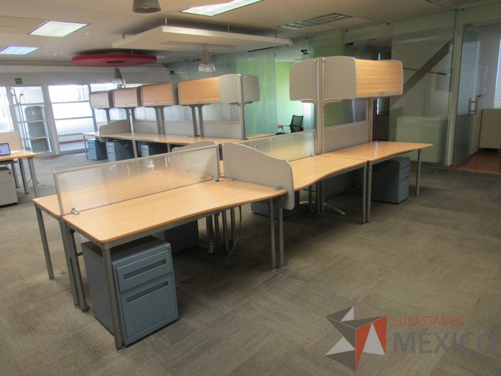 Lote 032 - Estación de trabajo para 6 personas de mampara alta con 2 gavetas y 5 archiveros - Imagen 7