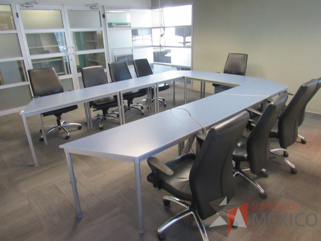Lote 038 - 8 mesas de trabajo con base metálica y cubierta color azul