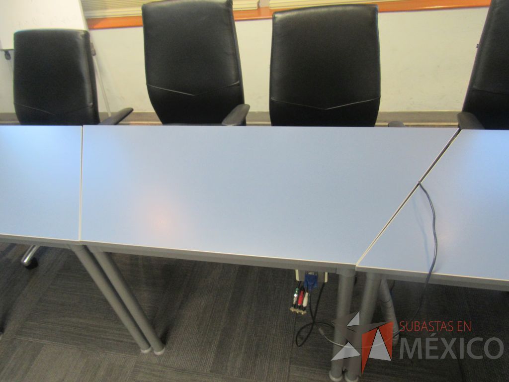 Lote 038 - 8 mesas de trabajo con base metálica y cubierta color azul - Imagen 9