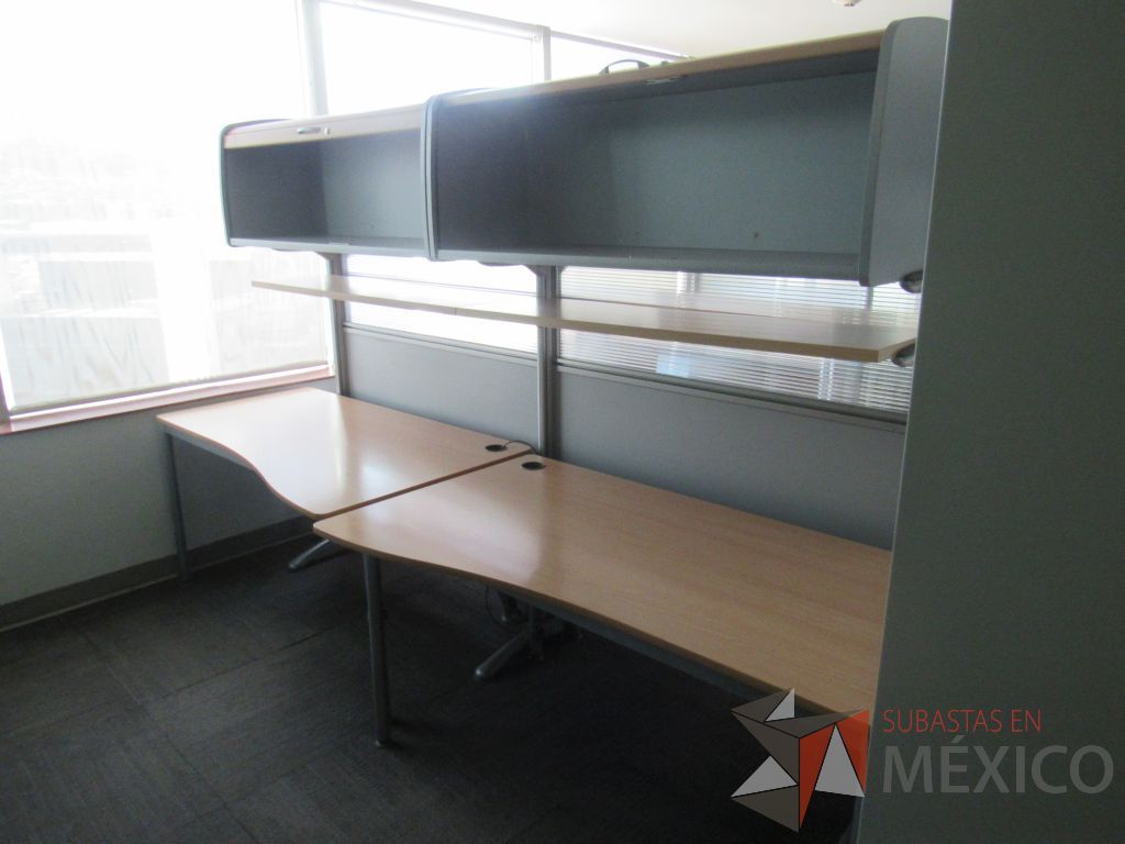Lote 040 - Estación de trabajo para 4 personas con 4 gavetas, 4 repisas y 4 archivero - Imagen 4