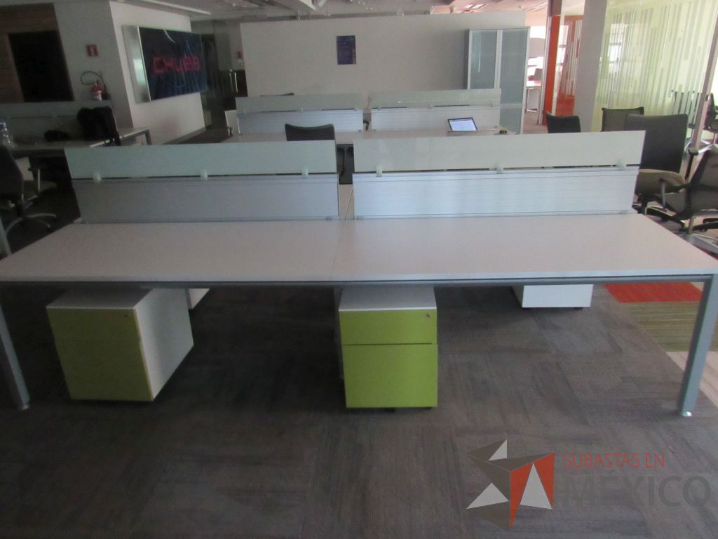 Lote 104 - Estación de trabajo para 4 personas con mampara baja, cubierta color blanco y 4 archiveros verticales - Imagen 8