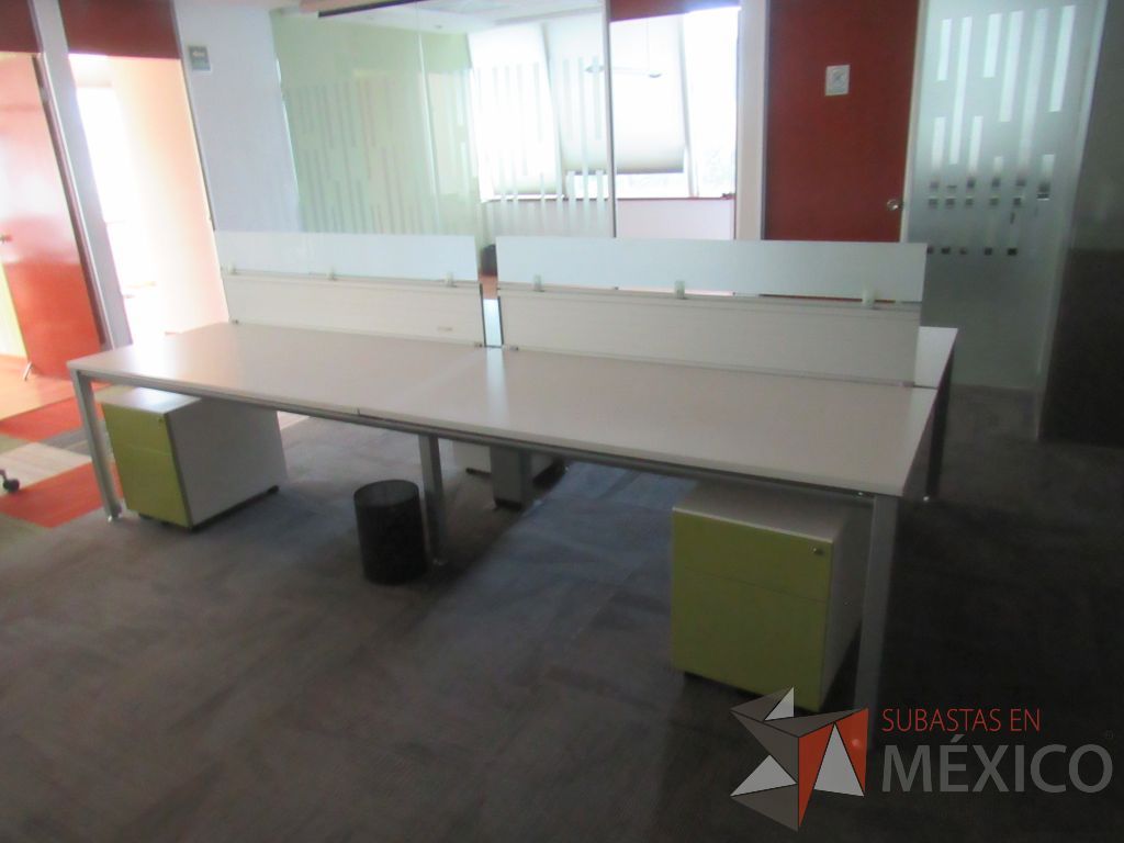 Lote 104 - Estación de trabajo para 4 personas con mampara baja, cubierta color blanco y 4 archiveros verticales - Imagen 9