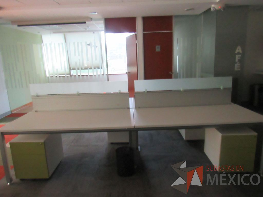 Lote 104 - Estación de trabajo para 4 personas con mampara baja, cubierta color blanco y 4 archiveros verticales - Imagen 10