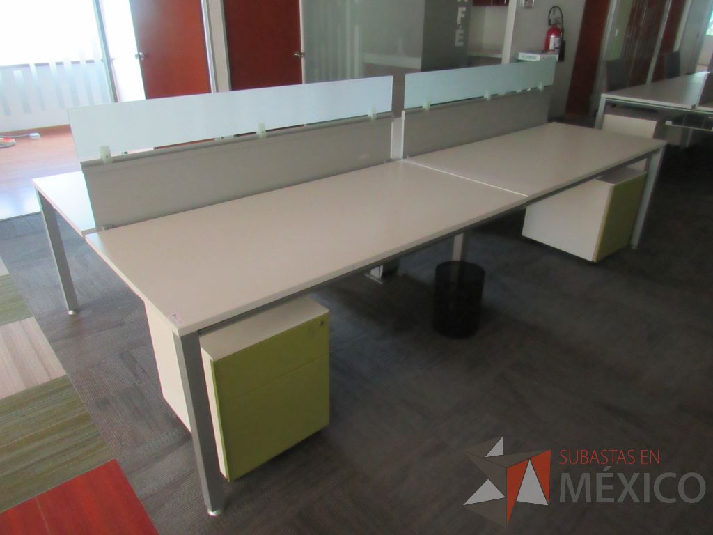 Lote 104 - Estación de trabajo para 4 personas con mampara baja, cubierta color blanco y 4 archiveros verticales