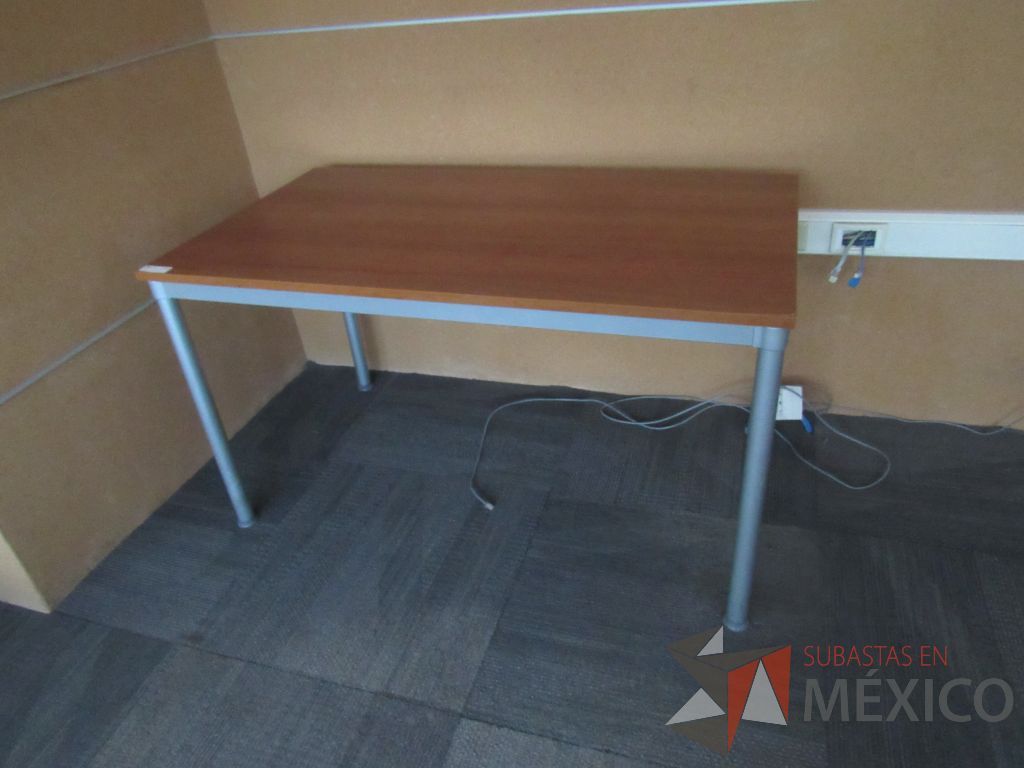 Lote 048 - Mesa de trabajo con base metálica y cubierta color madera