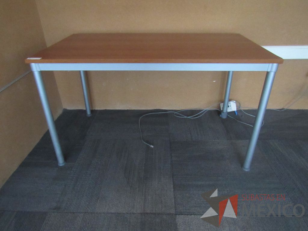 Lote 048 - Mesa de trabajo con base metálica y cubierta color madera - Imagen 5