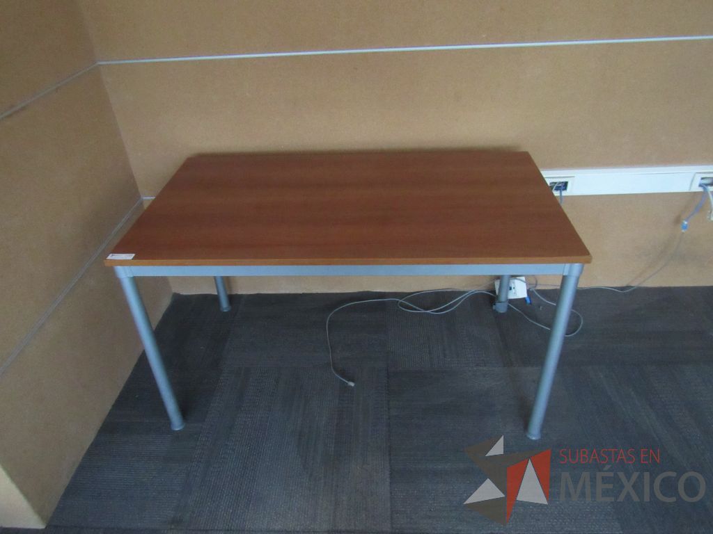 Lote 048 - Mesa de trabajo con base metálica y cubierta color madera - Imagen 6