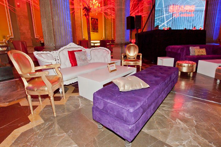 Lote 021 - Sala conformada por 2 Sillones, 1 Taburete y 3 Mesa - Imagen 11