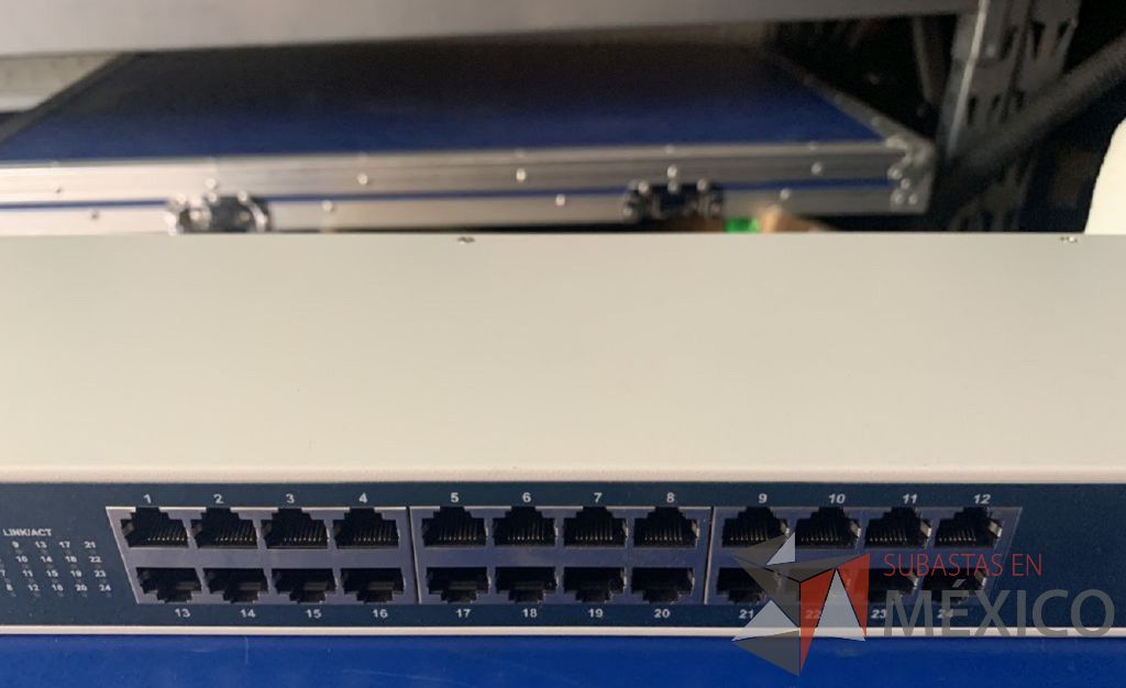 Lote 104 - Switch de red 4 de 24 salidas y 1 de 16 salidas varias marcas (Zonet,C-net,Trendnet,Baseline)