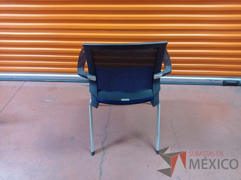 Lote 051 - 4 silla de visita con asiento azul y respaldo negro - Imagen 2