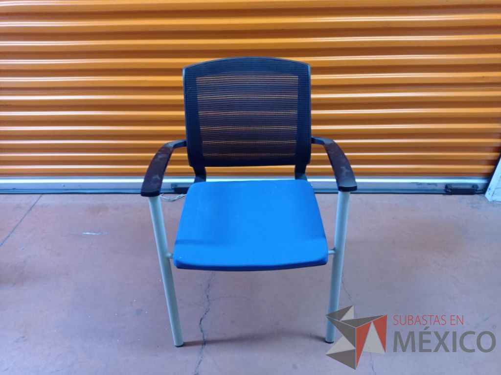 Lote 051 - 4 silla de visita con asiento azul y respaldo negro - Imagen 3