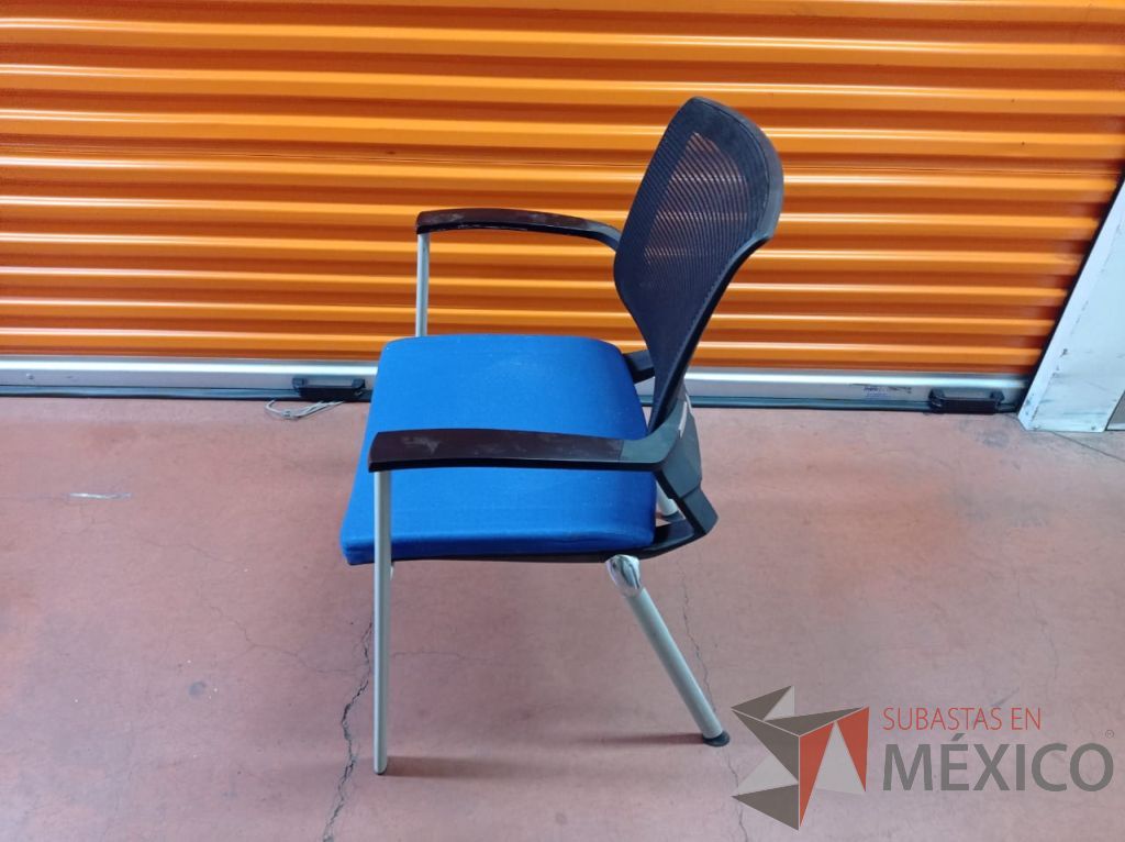 Lote 051 - 4 silla de visita con asiento azul y respaldo negro - Imagen 4