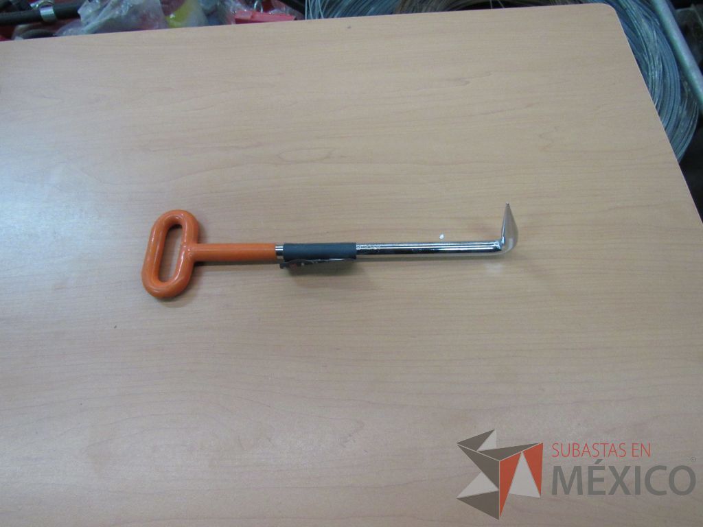 Lote 246 - Megáfono, 102 Abrazaderas sin fin, 12 Grilletes, 1 Despachador de jabón... - Imagen 15