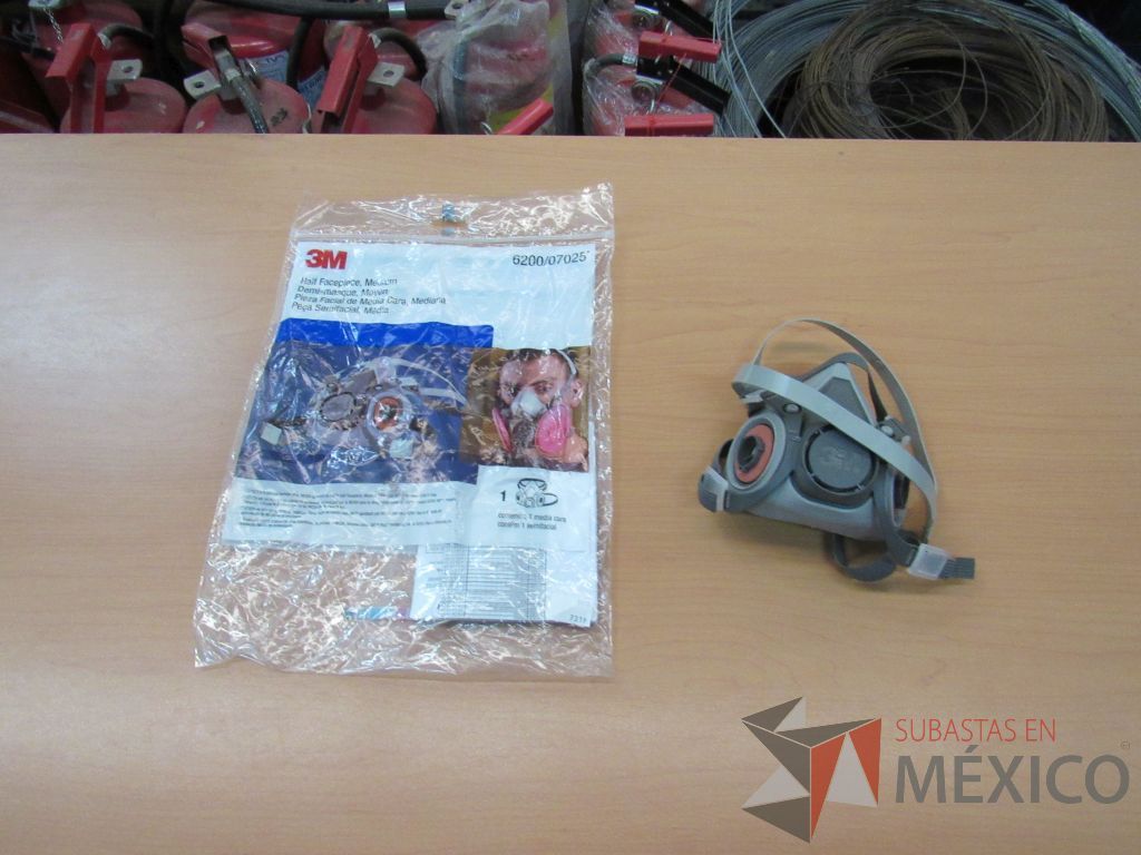 Lote 258 - 38 Mascarilla facial, 140 Conector Glandula, 50 Zapatas tipo burney, 84 Ducto de plastico ...