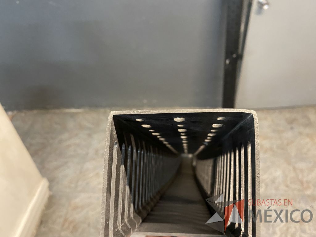 Lote 221 - 13 Organizadores Verticales para cables para montaje en herraje universal - Imagen 3