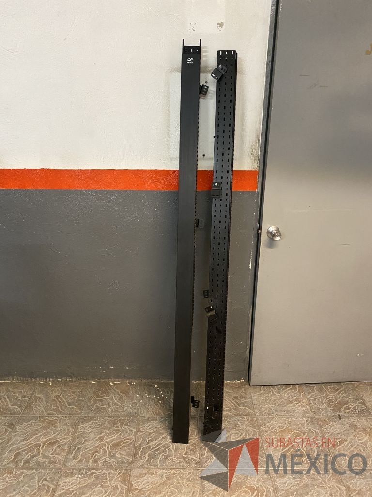 Lote 221 - 13 Organizadores Verticales para cables para montaje en herraje universal - Imagen 4