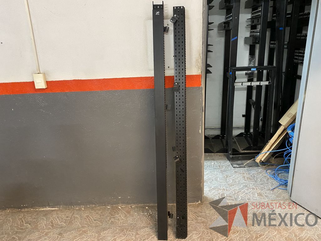 Lote 221 - 13 Organizadores Verticales para cables para montaje en herraje universal - Imagen 7