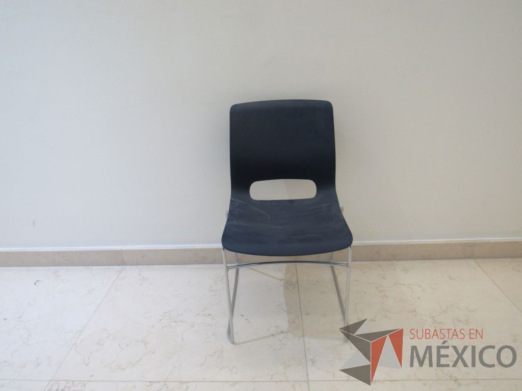 Lote 018 - 5 Sillas de visita con base metálica, asiento y respaldo liso color azul