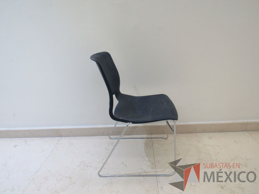 Lote 031 - 5 Sillas de visita con base metálica, asiento y respaldo liso color azul - Imagen 4