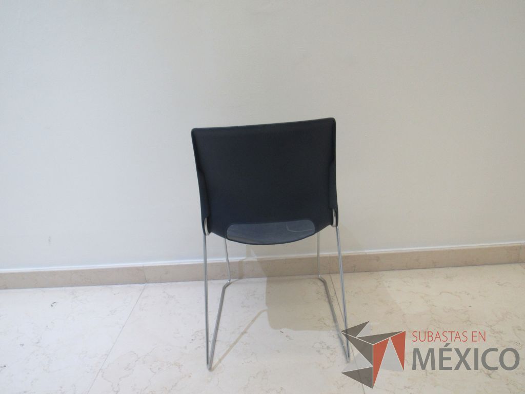 Lote 031 - 5 Sillas de visita con base metálica, asiento y respaldo liso color azul - Imagen 5