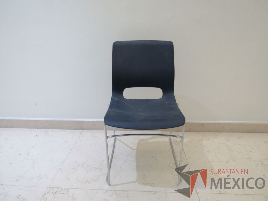 Lote 031 - 5 Sillas de visita con base metálica, asiento y respaldo liso color azul