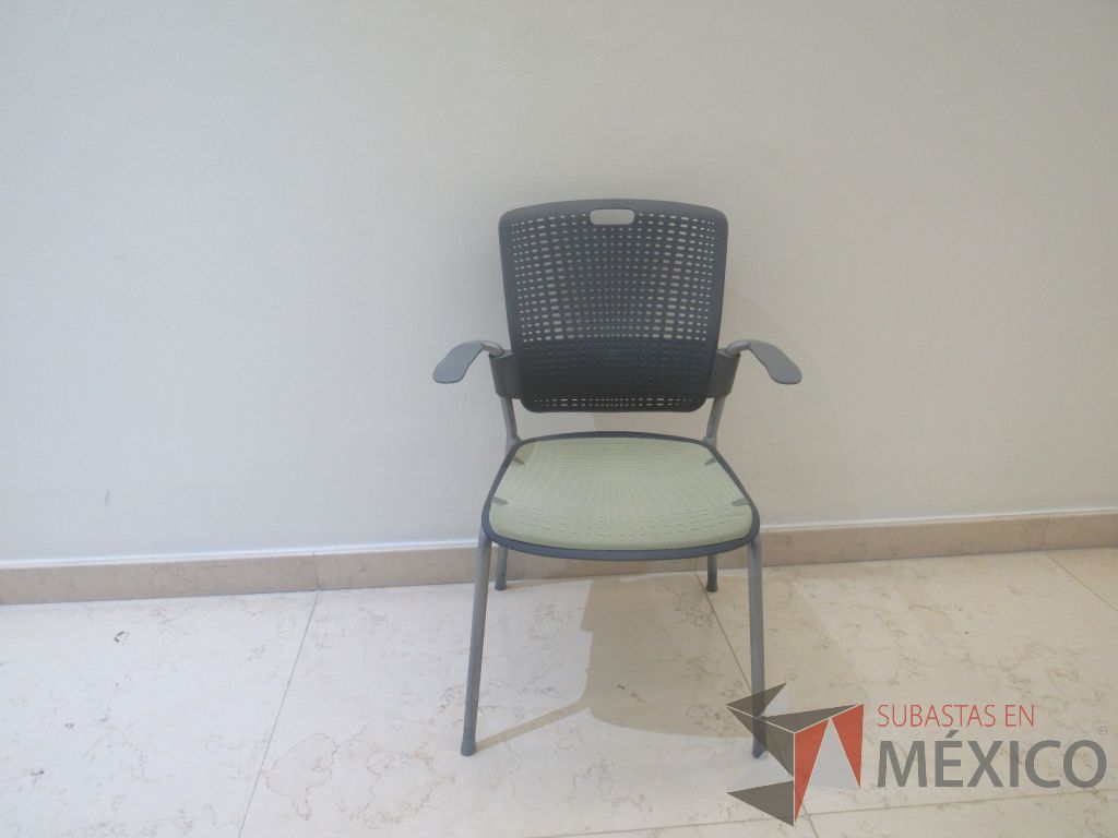 Lote 001 - 2 Sillas de visita con 4 patas metálicas, respaldo color gris y asiento color verde