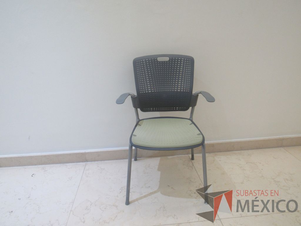 Lote 001 - 2 Sillas de visita con 4 patas metálicas, respaldo color gris y asiento color verde - Imagen 2