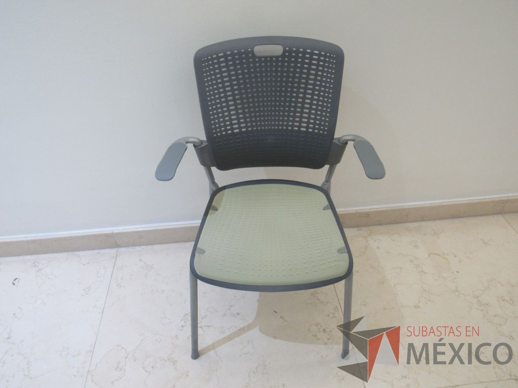 Lote 001 - 2 Sillas de visita con 4 patas metálicas, respaldo color gris y asiento color verde - Imagen 3