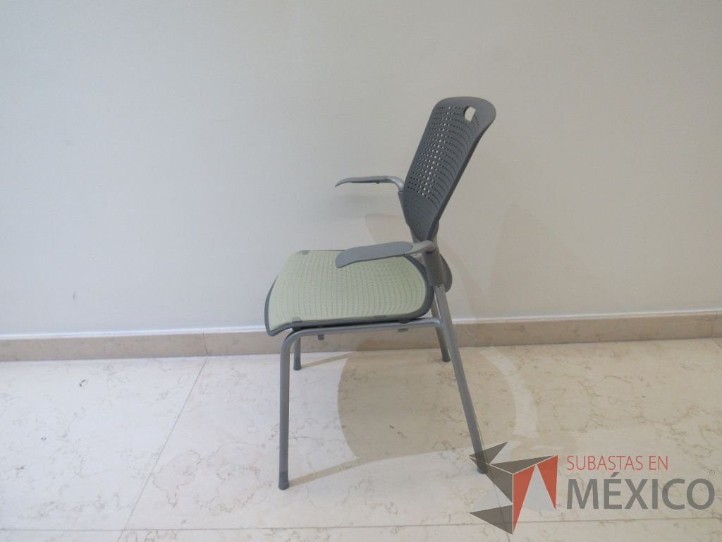Lote 001 - 2 Sillas de visita con 4 patas metálicas, respaldo color gris y asiento color verde - Imagen 4