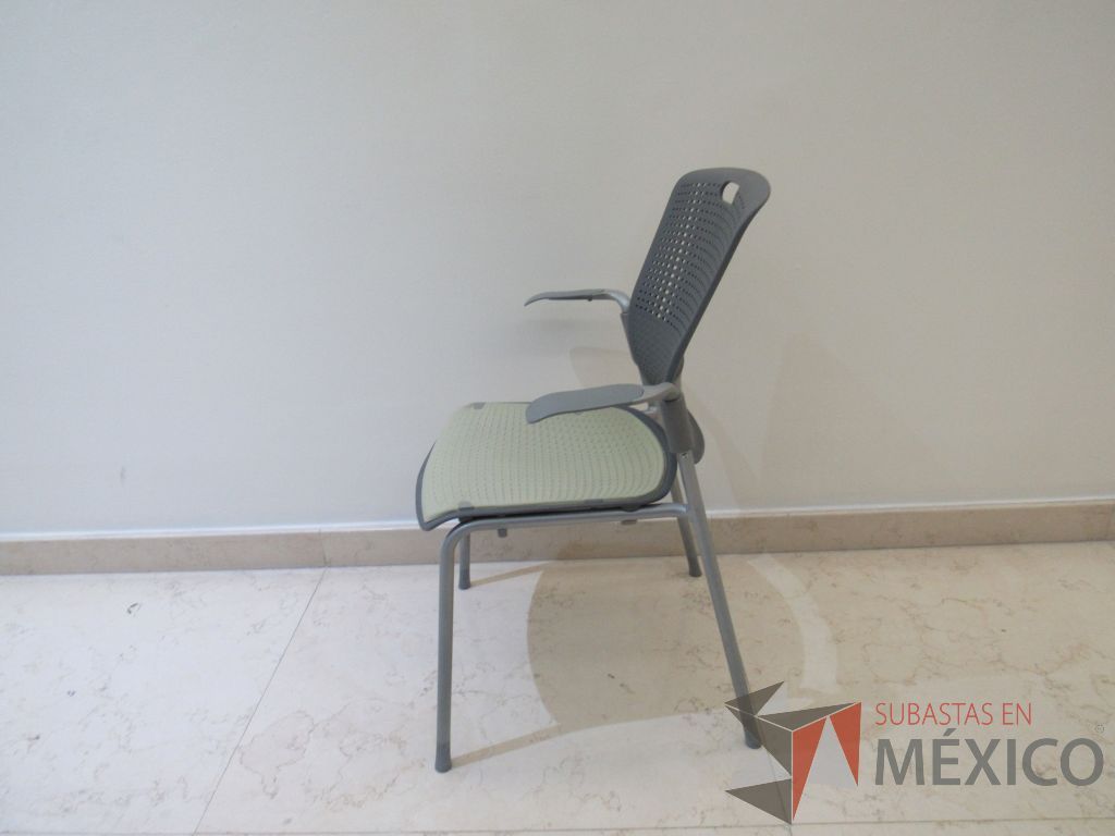 Lote 001 - 2 Sillas de visita con 4 patas metálicas, respaldo color gris y asiento color verde - Imagen 5