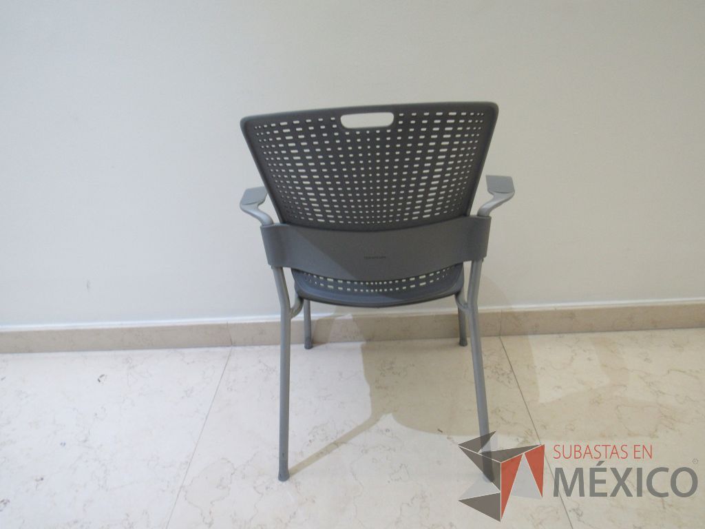 Lote 001 - 2 Sillas de visita con 4 patas metálicas, respaldo color gris y asiento color verde - Imagen 6