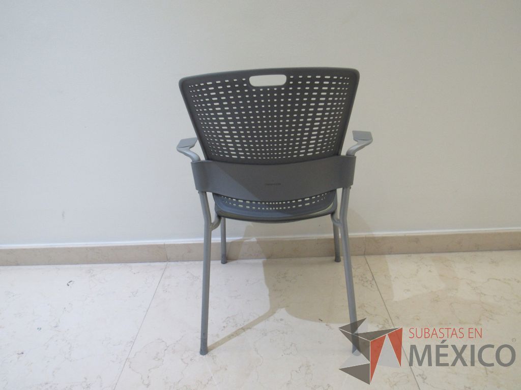 Lote 001 - 2 Sillas de visita con 4 patas metálicas, respaldo color gris y asiento color verde - Imagen 7