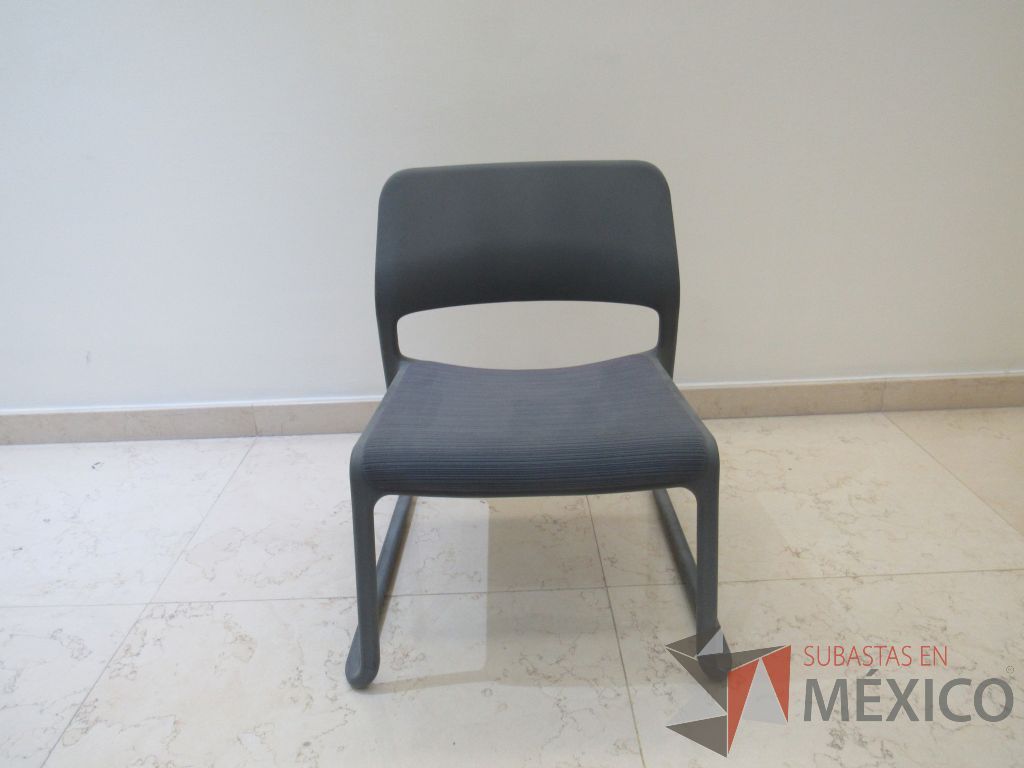 Lote 075 - 2 Sillas de visita con respaldo liso y asiento en tela color gris
