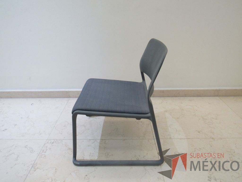 Lote 075 - 2 Sillas de visita con respaldo liso y asiento en tela color gris - Imagen 2