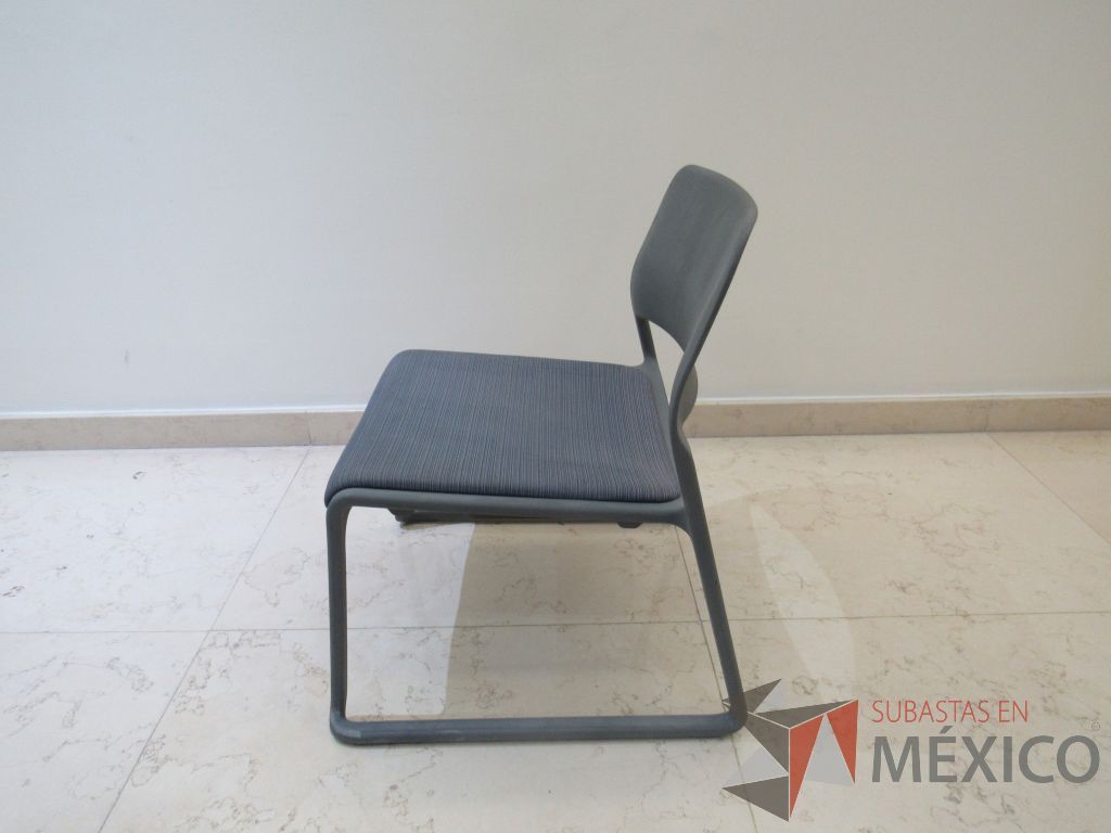 Lote 075 - 2 Sillas de visita con respaldo liso y asiento en tela color gris - Imagen 3