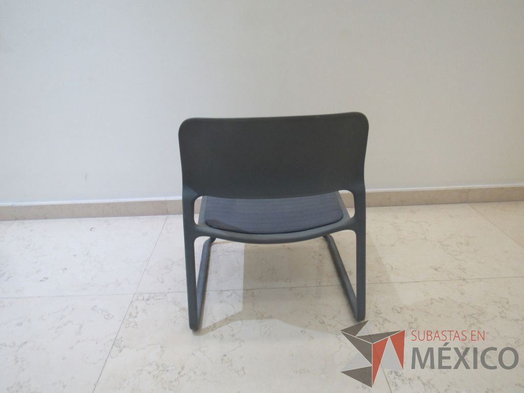 Lote 075 - 2 Sillas de visita con respaldo liso y asiento en tela color gris - Imagen 4