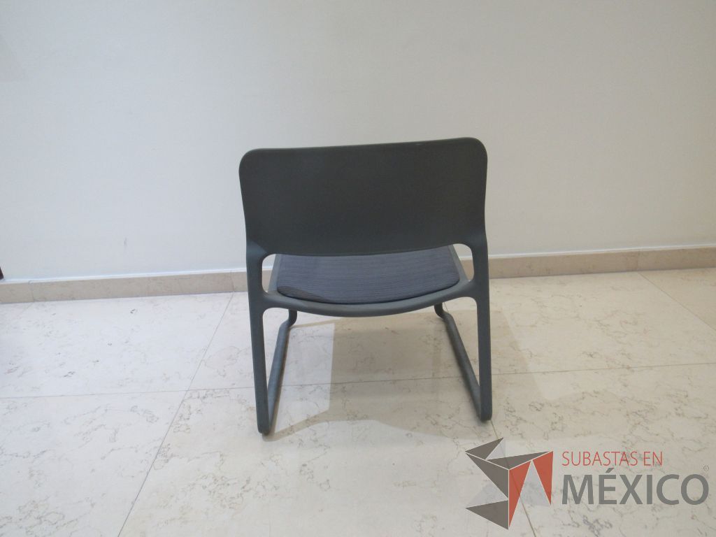 Lote 075 - 2 Sillas de visita con respaldo liso y asiento en tela color gris - Imagen 5