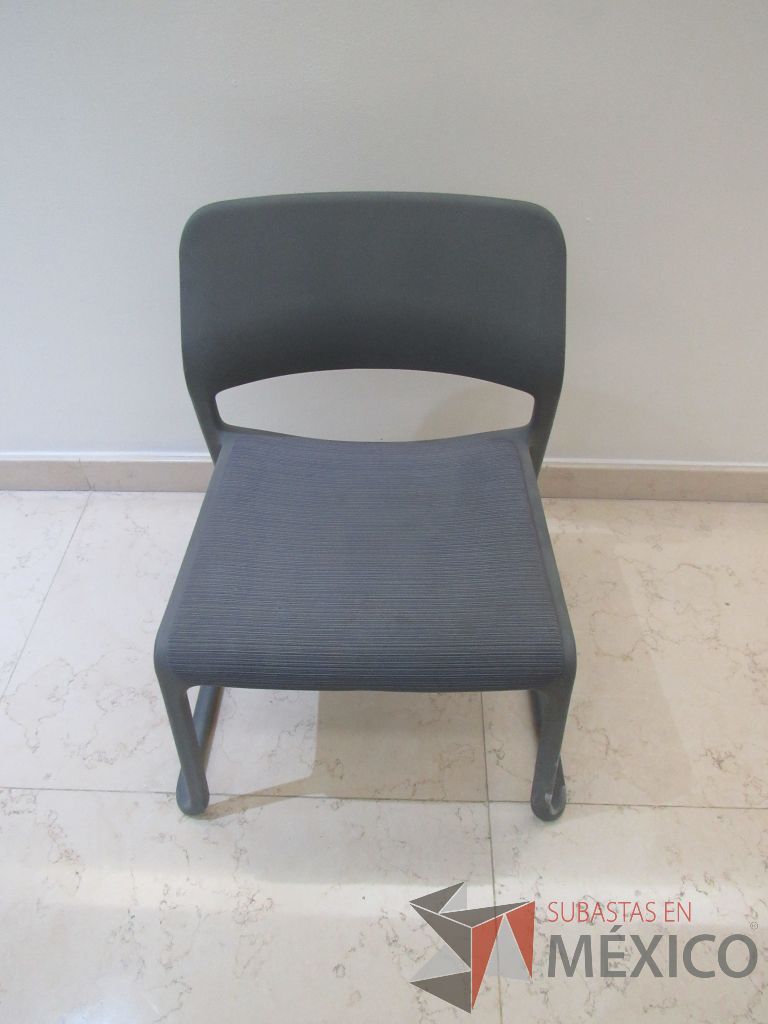 Lote 075 - 2 Sillas de visita con respaldo liso y asiento en tela color gris - Imagen 6