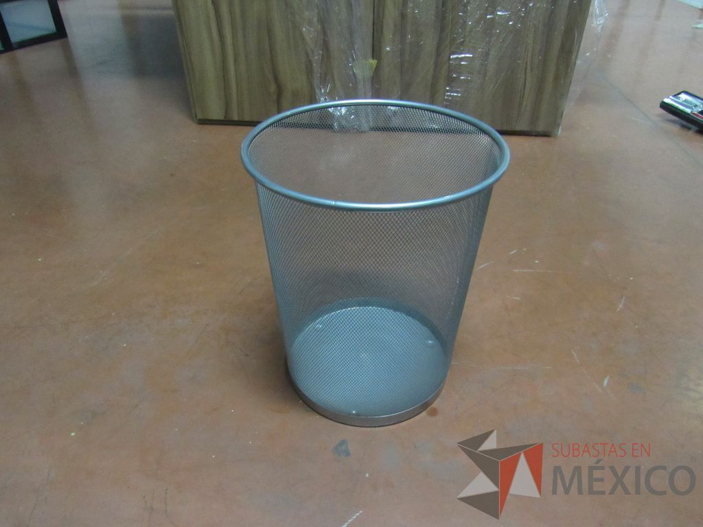 Lote 090 - 31 Botes de basura metálico color gris